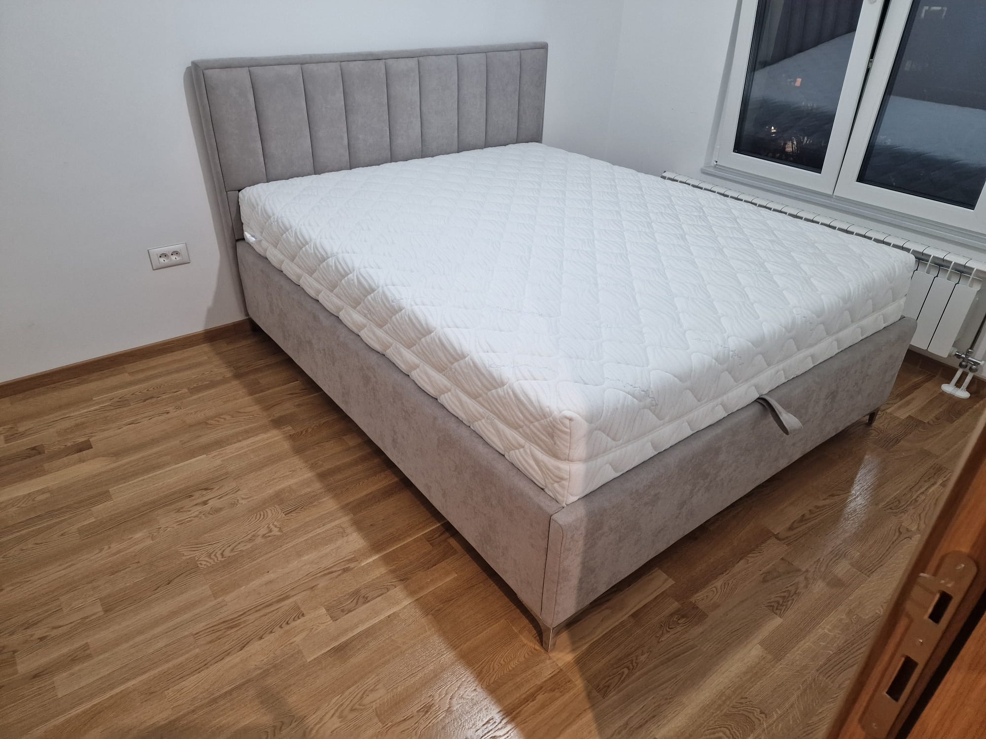 Klasični bračni krevet sa visokim uzglavljem